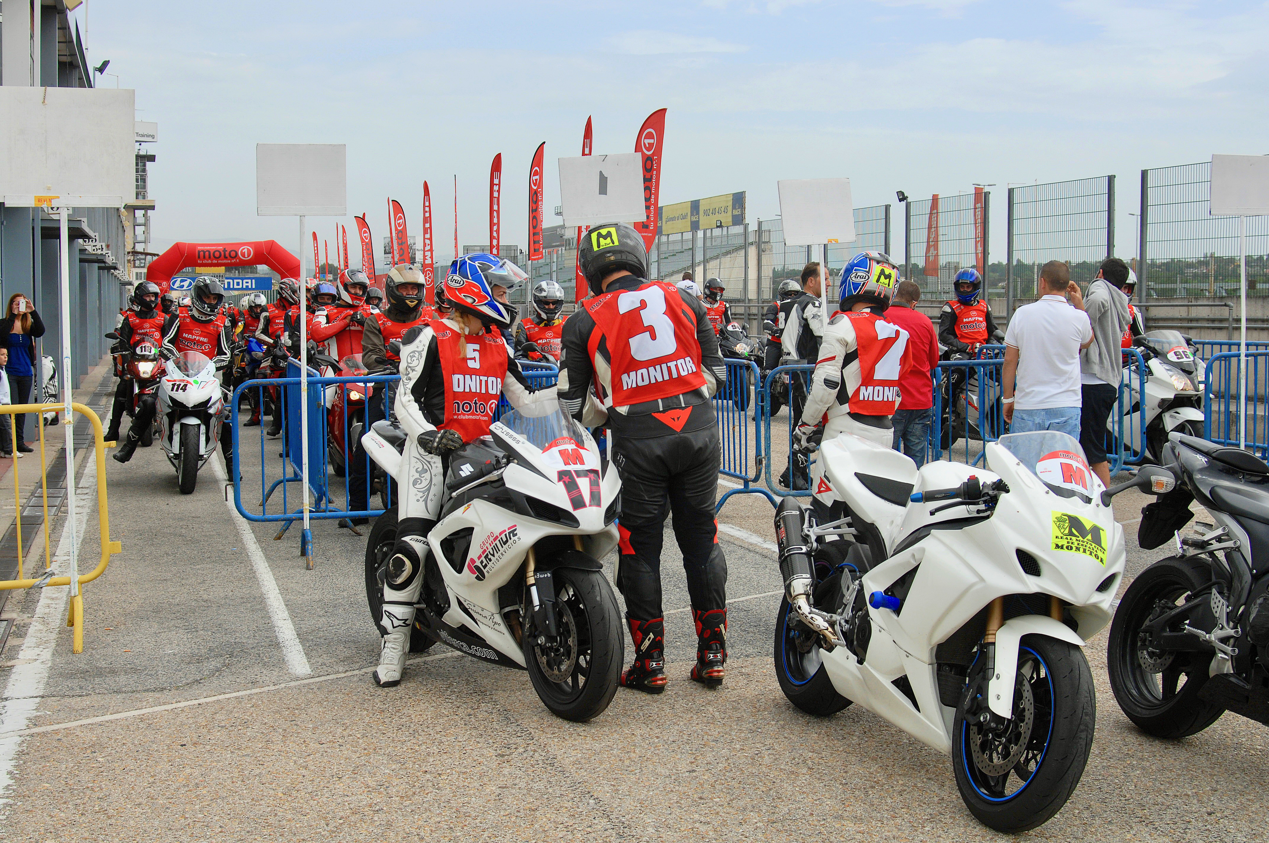 Alumnos y monitores con sus motos en el pit lane antes de salir a pista