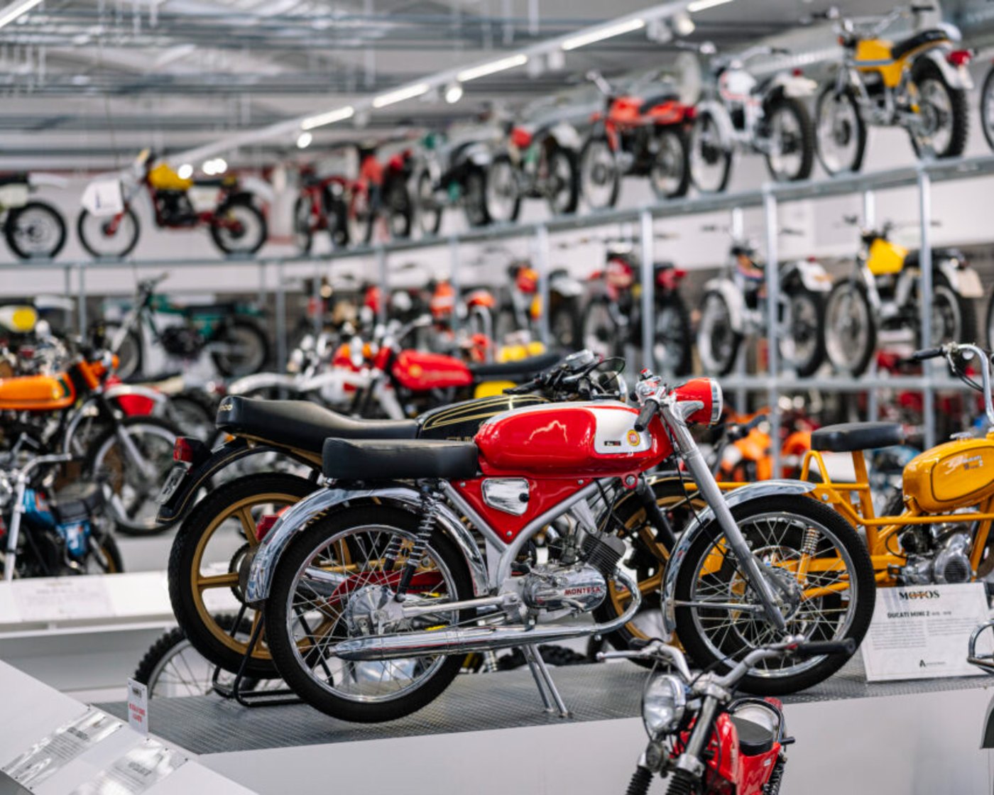 Sala del Museo de la Moto Made in Spain con motos clásicas españolas